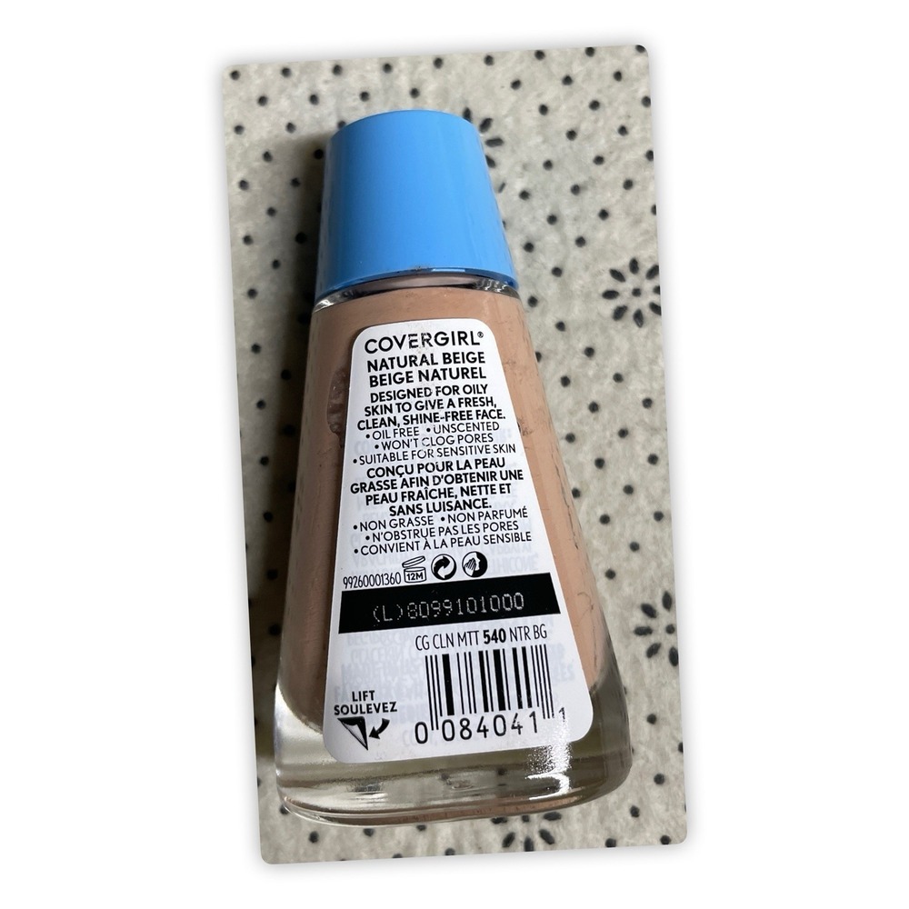 Covergirl Clean Matte Liquid Foundation Oil‎ Control, 540 Natural Beige - Picture 2 of 2